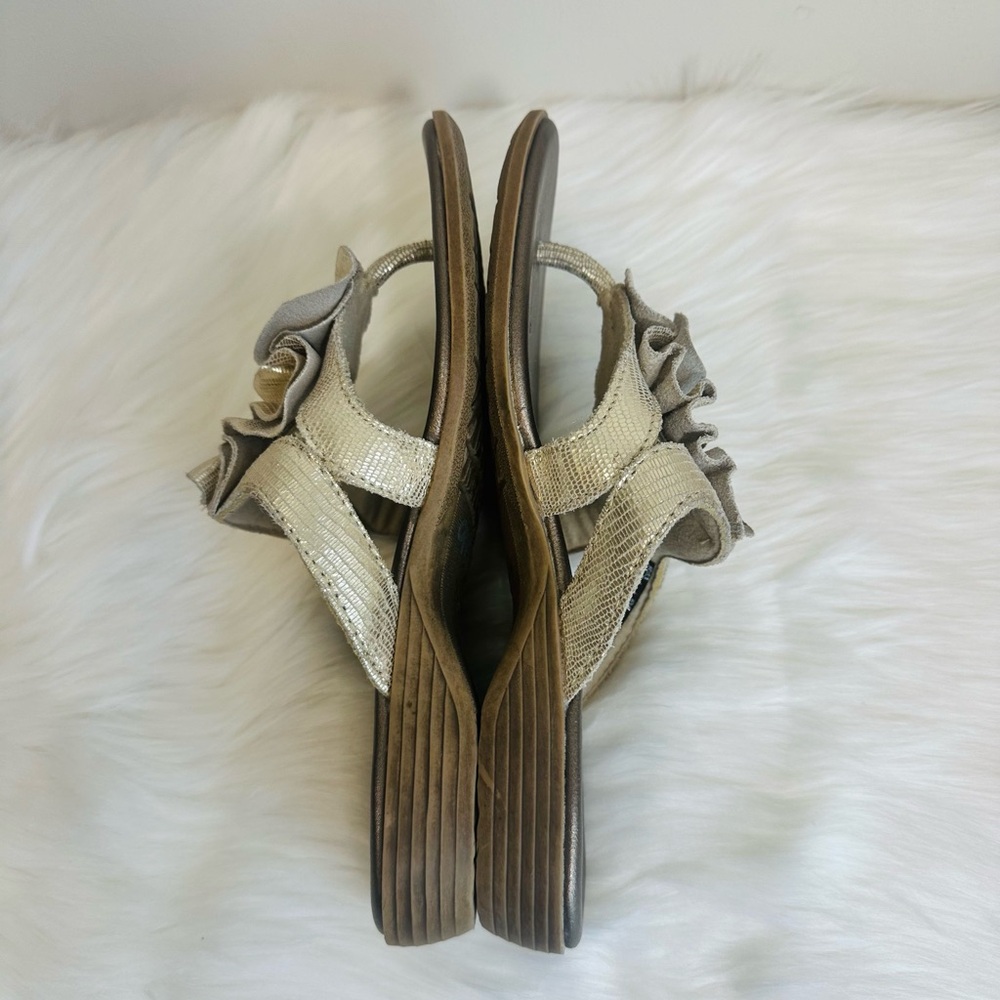 Clarks Metallic Gold Leather Ruffle Thong Slide Sandals 1”Wedge Heel Size 6M - Picture 6 of 16